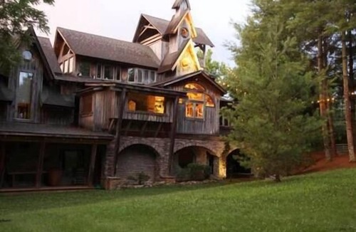 Franklin Apartment | Enchanting Chalet/Covered Parking/King Suite
