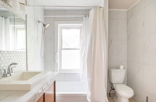 Mineola House | Enchanting Cottage Hideaway: Steps from Downtown & Lake"