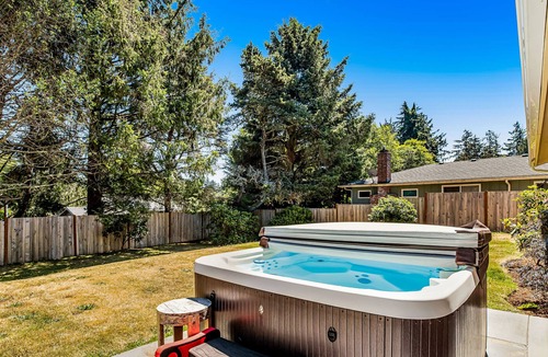 Warrenton House | Enchanting dog-friendly with hot tub, lake nearby, fast WiFi, & washer/dryer