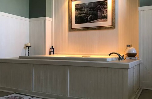 Madison Apartment | Enchanting Historic Spa Loft. 3rd story private deck/jetted tub/Heart of Madison
