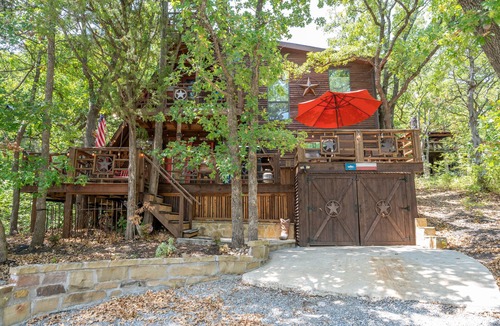 Pottsboro Cabin | Enchanting Lake Texoma Cabin with Hot Tub