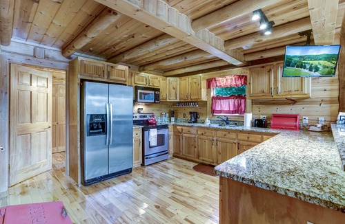 Blairsville House | Enchanting log home with lots to do!