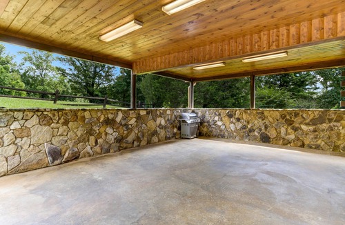 Blairsville House | Enchanting log home with lots to do!