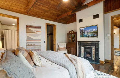 Boone Cabin | Enchanting Log Home with 4 Suites