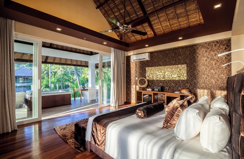 Senggigi Resort | Enchanting Lombok Lux beachresort with 2km of white sand-faced Bali Mount Agung
