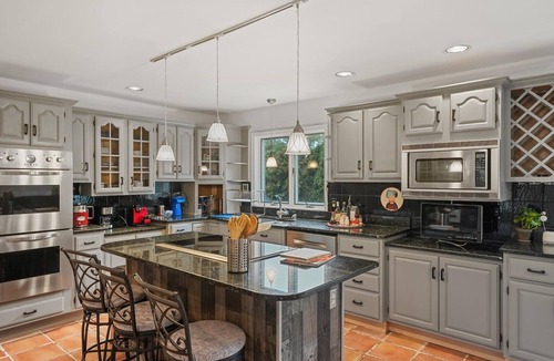 Circleville House | Enchanting Paradise with Pool & Hot Tub by RedAwning