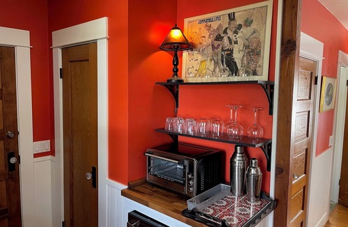 Woodstock House | Enchanting Spacious Cottage