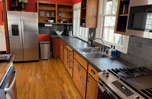 Woodstock House | Enchanting Spacious Cottage