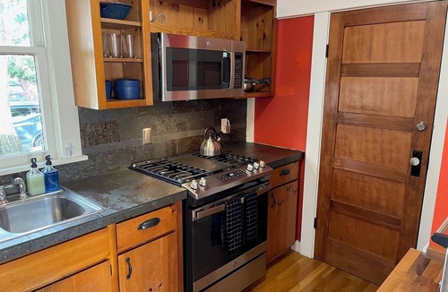 Woodstock House | Enchanting Spacious Cottage