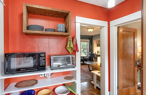 Woodstock House | Enchanting Spacious Cottage