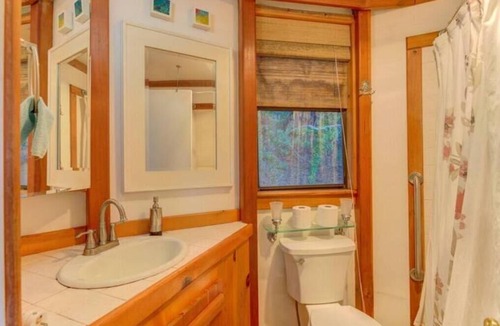 Atascadero Cabin | Enchanting three-bedroom treehouse