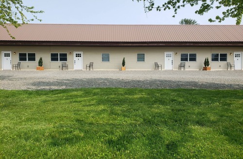 Burdett Apartment | End-unit apartment with spacious lawn