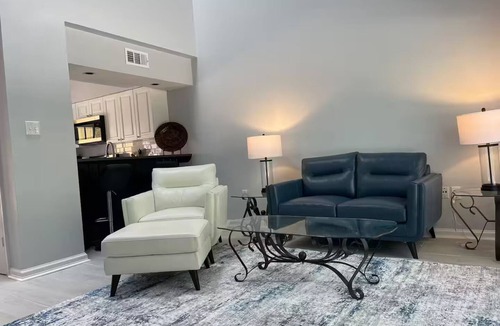 South Baton Rouge House | End unit townhome with side yard