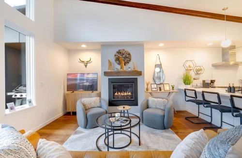 Hood River House | Endless River Views, 1 Block to Downtown