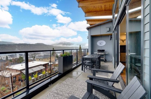 Hood River House | Endless River Views, 1 Block to Downtown