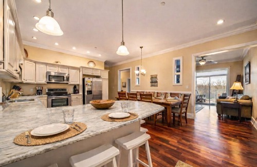 Geneva-on-the-Lake Condo | Endless Summer - Sleeps 6 Condo