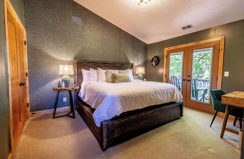 Holladay Bed & Breakfast | Engen Hus Bed and Breakfast