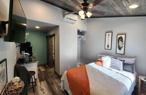 Durant Apartment | Engine Room on the Tracks hot tub