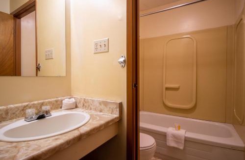 Timiskaming District Hotel | Englehart Motel