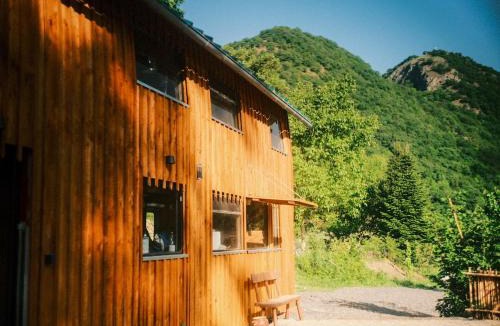 Bertren Ski Chalet | English bus, tiny house, hot tub spa