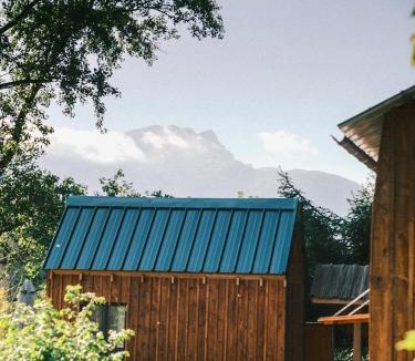 Bertren Ski Chalet | English bus, tiny house, hot tub spa