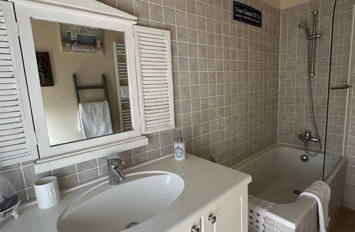 Suzay Bed & Breakfast | 'English Garden' Guest Room with Pool, Breakfast, Shared Garden & Wi-Fi