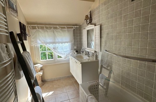Suzay Bed & Breakfast | 'English Garden' Guest Room with Pool, Breakfast, Shared Garden & Wi-Fi
