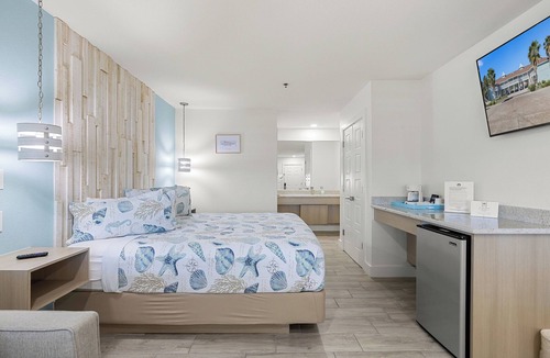 Flour Bluff Hotel | Enhanced King Room with Sofa Bed - Upgraded Bluffs Landing Marina Stay