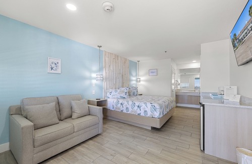 Flour Bluff Hotel | Enhanced King Room with Sofa Bed - Upgraded Bluffs Landing Marina Stay