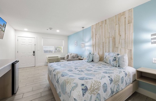 Flour Bluff Hotel | Enhanced King Room with Sofa Bed - Upgraded Bluffs Landing Marina Stay