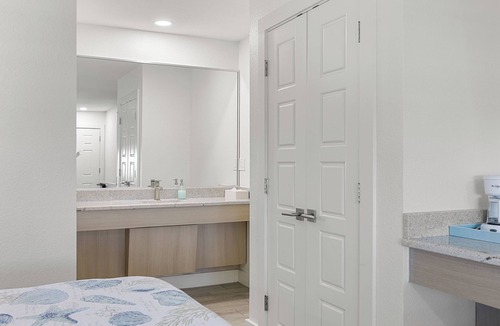 Flour Bluff Hotel | Enhanced King Room with Sofa Bed - Upgraded Bluffs Landing Marina Stay
