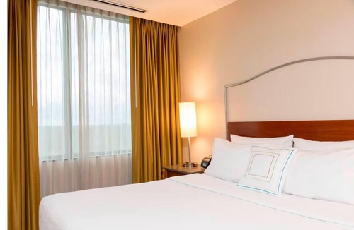 Norwood Park Hotel | Enjoy 2 Clean & Quiet Suites w/Kitchenette & Pool | Minutes from O'Hare Airport