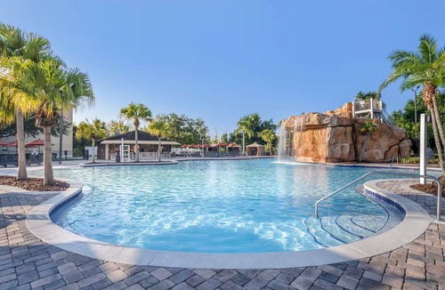 West Kissimmee Hotel | Enjoy 2 Relaxing Suites w/Roman Tub + Full Kitchen 20 Min to Theme Parks