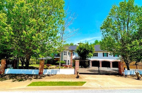 Fayetteville House | Enjoy 3 King beds with ensuite baths, 8 total beds