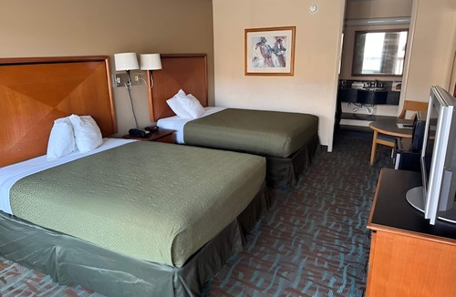 Harriman Hotel | Enjoy 4-Room Stay | Free Parking, Continental Breakfast & Pets Welcome