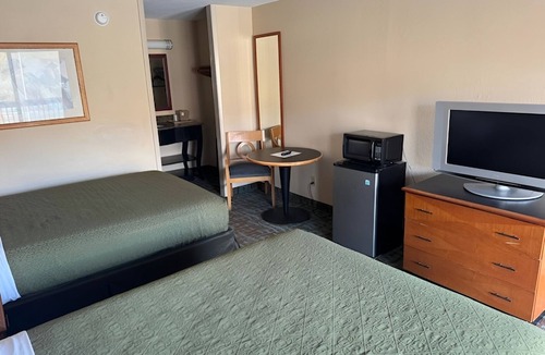 Harriman Hotel | Enjoy 4-Room Stay | Free Parking, Continental Breakfast & Pets Welcome
