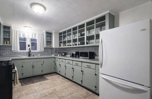 Fort Plain House | Enjoy 6 comfy beds, a mini‑bar, a classic victrola, and a relaxing clawfoot tub.
