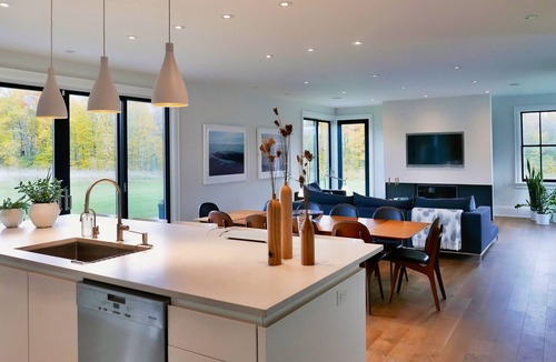 Glen Huron House | Enjoy a bespoke modern farmhouse with Bruce Trail hiking 2 min from Devils Glen!