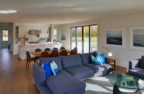 Glen Huron House | Enjoy a bespoke modern farmhouse with Bruce Trail hiking 2 min from Devils Glen!