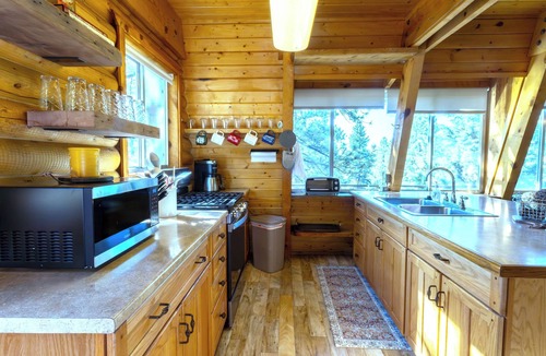 Mammoth Creek Cabin | Enjoy a cozy cabin near the lake! Sleeps 8, 4 Beds.