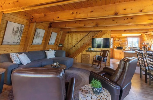 Mammoth Creek Cabin | Enjoy a cozy cabin near the lake! Sleeps 8, 4 Beds.