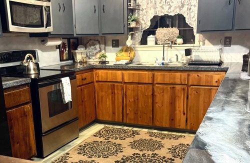 Mead House | Enjoy a cozy holiday getaway in our peaceful rural home.