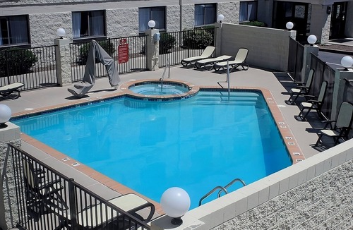 Tusayan Hotel | Enjoy a Hassle-Free and Suiting Stay! Free Parking, Outdoor Pool, Hot Tub