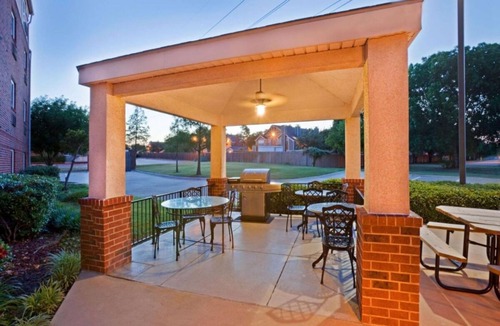 Waukegan Apartment | Enjoy a Hassle-Free & Suiting Stay! 2 Relaxing Units with Kitchen, Pet-friendly!