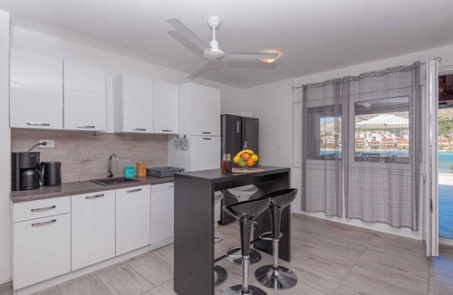 Grebastica House | Enjoy a Holiday Home Family Fun with Sea View right on the beach, Pet Friendlynn