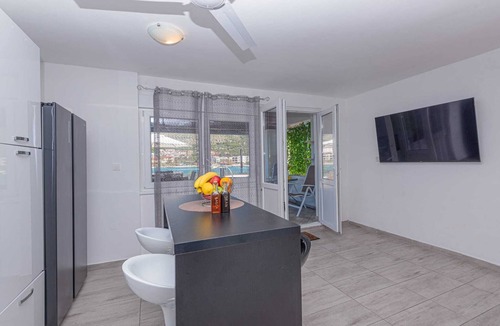 Grebastica House | Enjoy a Holiday Home Family Fun with Sea View right on the beach, Pet Friendlynn
