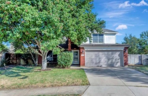 Fort Worth House | Enjoy a nice home with a beautiful garden.