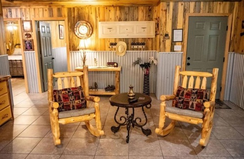 Lindale Cabin | Enjoy a Peaceful and Relaxing Stay Here at the Leanin Tree!