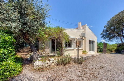 Cabrials House | Enjoy a quiet and relaxing vacation in this pleasant cottage in the countryside.