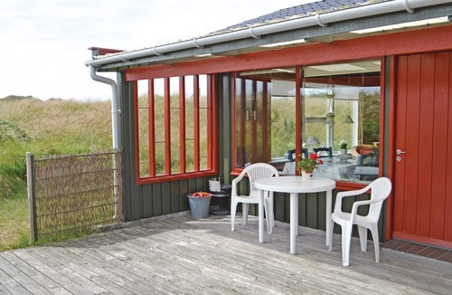 Grærup Strand House | Enjoy a relaxing holiday by the sea in this charming holiday home in the dunes.
